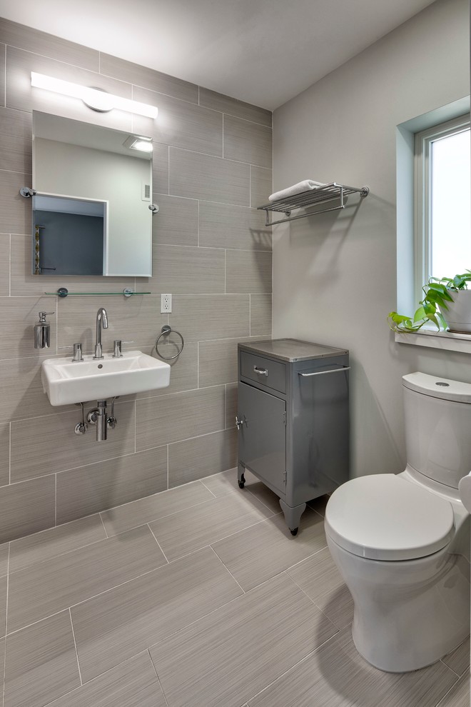 Exempel på ett mellanstort modernt badrum med dusch, med en kantlös dusch, grå kakel, keramikplattor, grå väggar, travertin golv, ett väggmonterat handfat, släta luckor, skåp i mörkt trä, ett fristående badkar och beiget golv