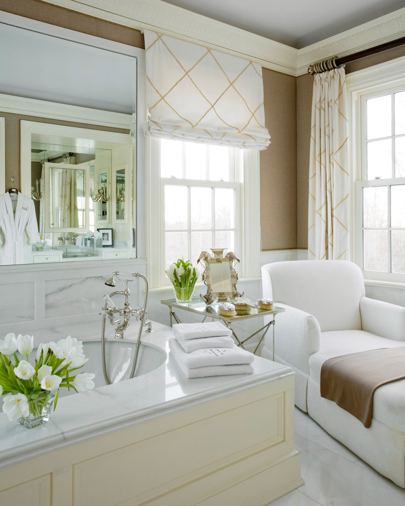 Пример оригинального дизайна: ванная комната в классическом стиле с полновстраиваемой ванной, белой плиткой и коричневыми стенами