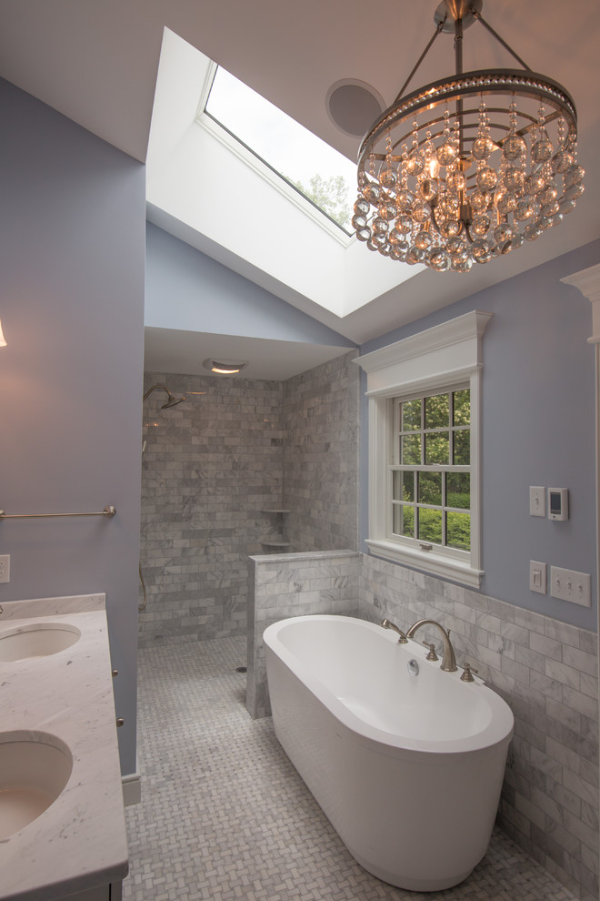 Idéer för att renovera ett litet maritimt en-suite badrum, med ett undermonterad handfat, luckor med infälld panel, vita skåp, marmorbänkskiva, ett fristående badkar, en dusch i en alkov, en toalettstol med separat cisternkåpa, vit kakel, stenkakel, blå väggar och marmorgolv