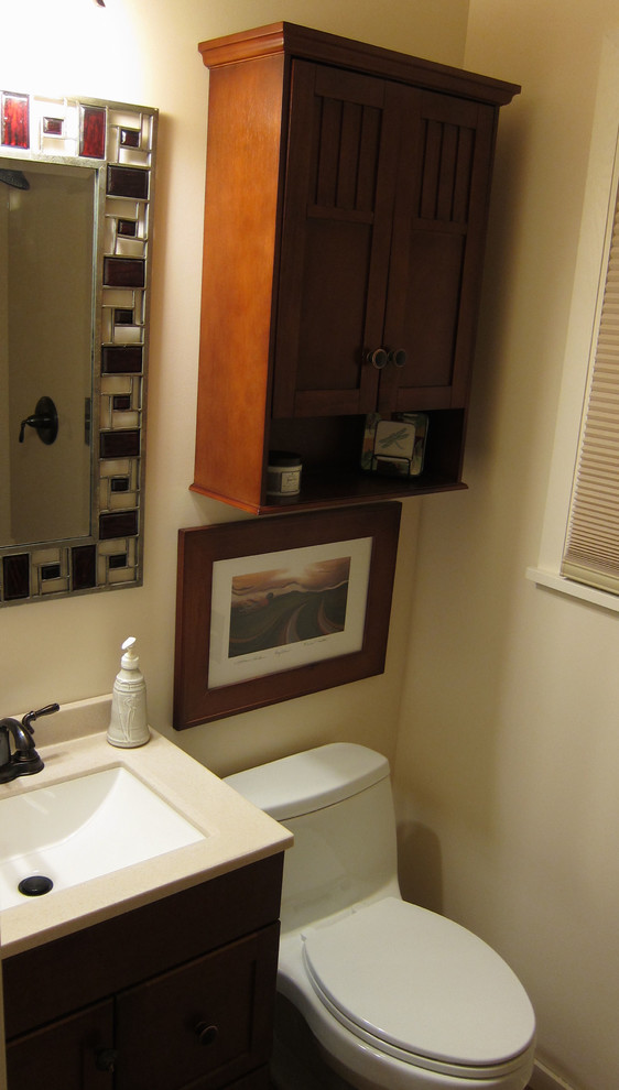 Inspiration pour une petite salle de bain bohème en bois brun avec un placard à porte plane, un plan de toilette en surface solide, WC à poser, un mur beige et un sol en carrelage de céramique.