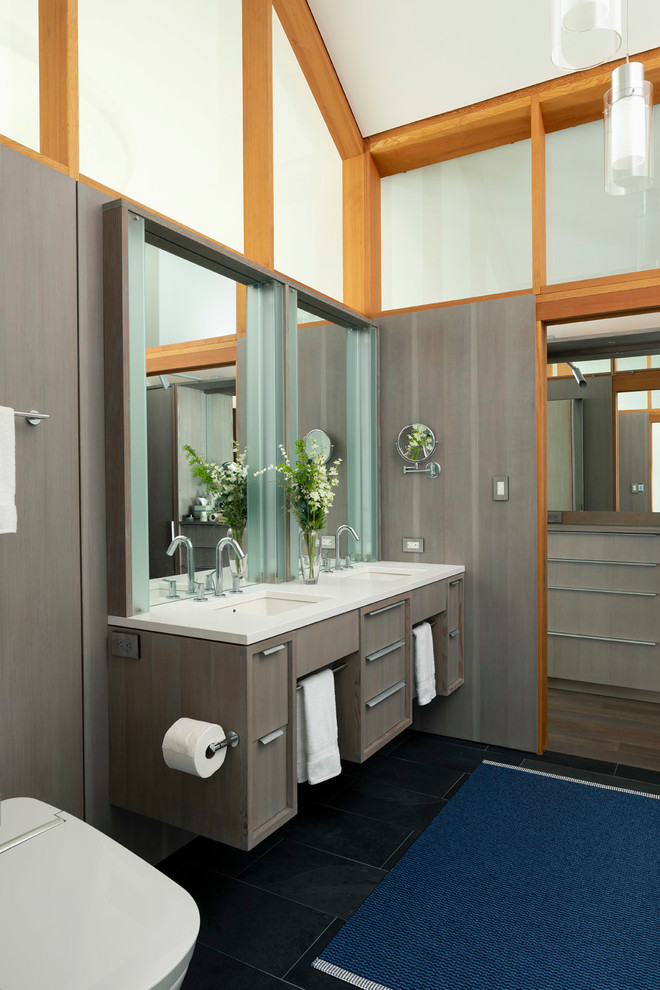 Idée de décoration pour une salle de bain vintage avec un placard à porte plane, des portes de placard grises, un sol en ardoise, un plan de toilette en quartz modifié, un sol noir et un plan de toilette blanc.