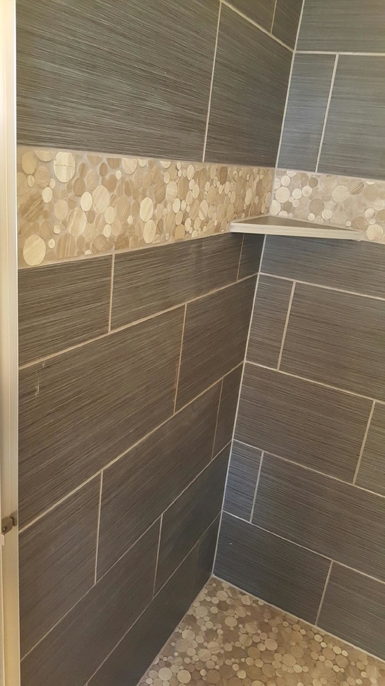Idee per una stanza da bagno con doccia design di medie dimensioni con doccia alcova, piastrelle grigie, piastrelle in ceramica e pavimento con piastrelle a mosaico