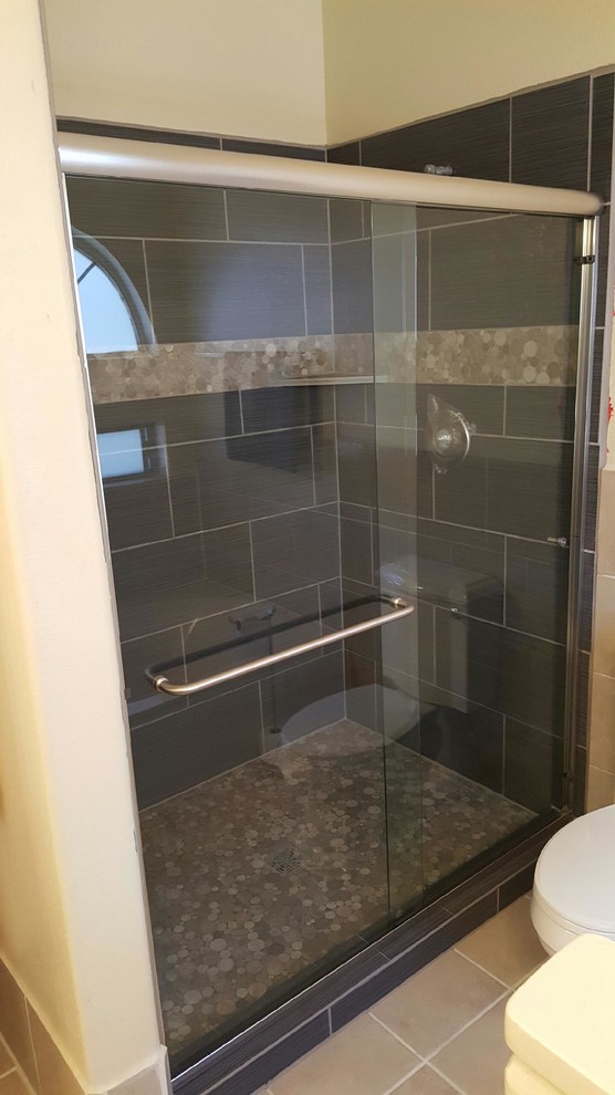 Idéer för mellanstora funkis badrum med dusch, med en dusch i en alkov, grå kakel, keramikplattor och mosaikgolv