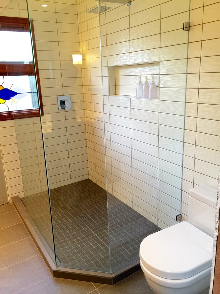 Imagen de cuarto de baño moderno con armarios estilo shaker, puertas de armario de madera en tonos medios, baldosas y/o azulejos grises, baldosas y/o azulejos de porcelana y encimera de cuarcita