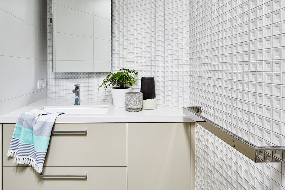 Imagen de cuarto de baño actual pequeño con puertas de armario beige, baldosas y/o azulejos de porcelana, paredes blancas y encimera de acrílico