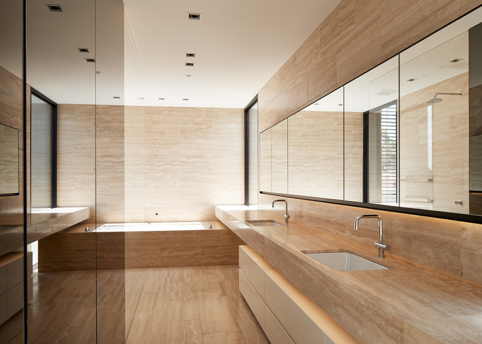 Modern inredning av ett stort en-suite badrum, med släta luckor, orange skåp, orange kakel, stenkakel och bänkskiva i kalksten