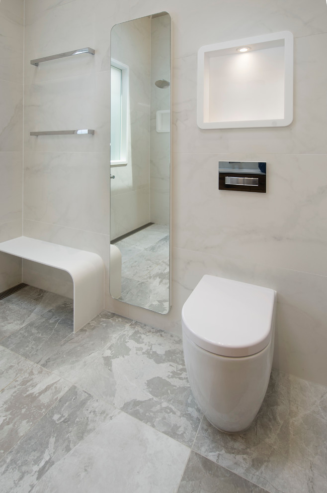 Modernes Badezimmer mit integriertem Waschbecken, Mineralwerkstoff-Waschtisch, offener Dusche, Toilette mit Aufsatzspülkasten, grauen Fliesen, Porzellanfliesen und Porzellan-Bodenfliesen in Melbourne