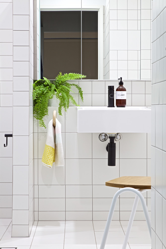 На фото: ванная комната в современном стиле с открытым душем, белой плиткой, белыми стенами и подвесной раковиной