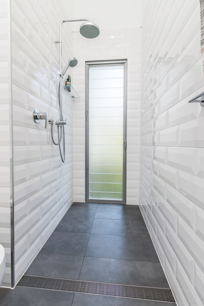 Exemple d'une salle de bain principale chic de taille moyenne avec une douche ouverte, un carrelage blanc, un carrelage métro, un mur blanc, un sol en carrelage de porcelaine, un sol gris et aucune cabine.