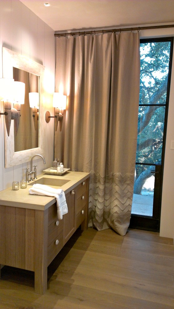 Immagine di una stanza da bagno padronale chic di medie dimensioni con ante lisce, ante in legno chiaro, pareti bianche, parquet chiaro, lavabo integrato e top in quarzo composito