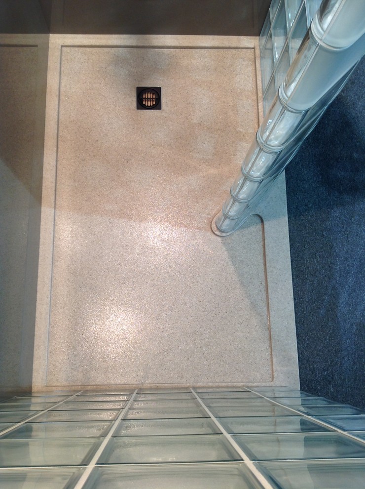 Imagen de cuarto de baño principal moderno de tamaño medio con ducha esquinera y paredes marrones