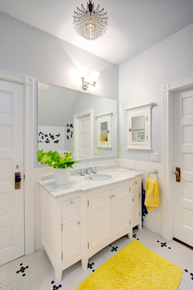 Пример оригинального дизайна: детская ванная комната среднего размера в современном стиле с плиткой кабанчик, фасадами с утопленной филенкой, белыми фасадами, раздельным унитазом, белой плиткой, серыми стенами, врезной раковиной, мраморной столешницей и полом из мозаичной плитки