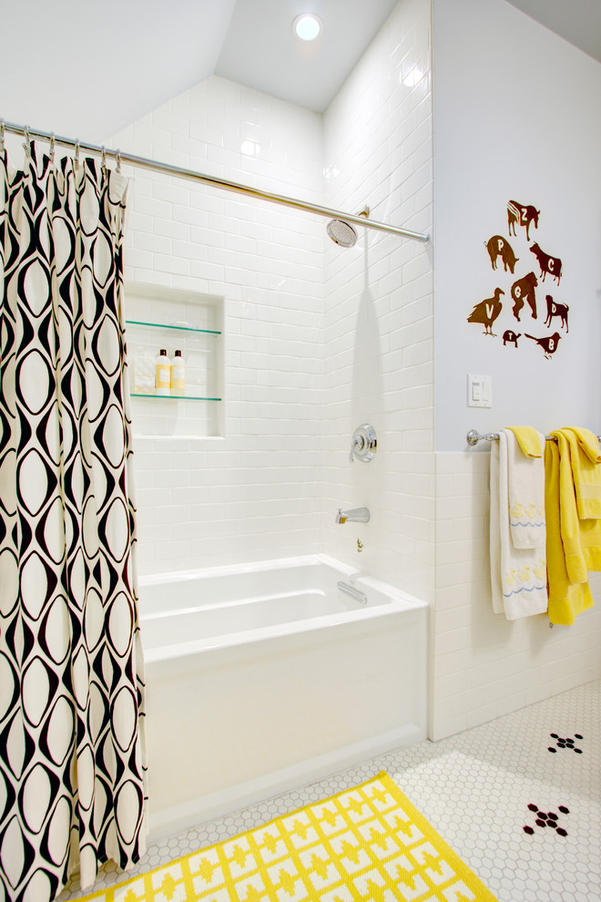 Aménagement d'une salle de bain contemporaine de taille moyenne pour enfant avec un carrelage métro, des portes de placard blanches, un carrelage blanc, un mur gris, un lavabo encastré, un plan de toilette en marbre, un sol en carrelage de terre cuite et une baignoire en alcôve.