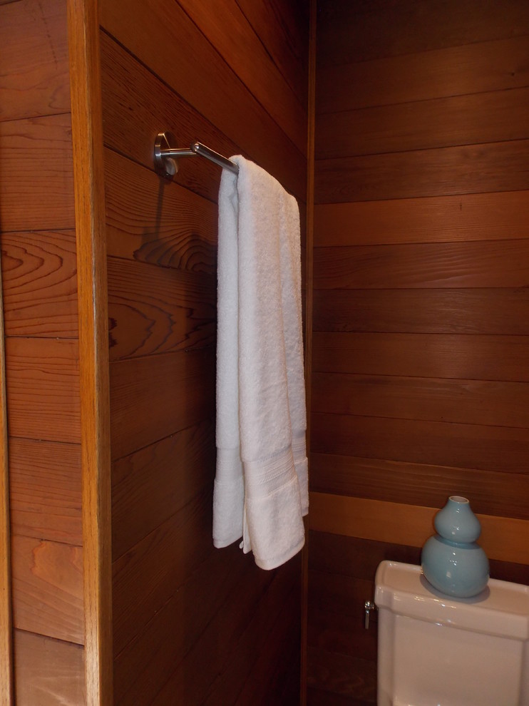 Пример оригинального дизайна: ванная комната среднего размера в стиле модернизм с врезной раковиной, плоскими фасадами, светлыми деревянными фасадами, столешницей из искусственного кварца, двойным душем, серой плиткой, галечной плиткой, полом из керамогранита, накладной ванной, унитазом-моноблоком, зелеными стенами и душевой кабиной