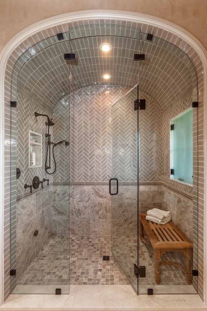 На фото: большая главная ванная комната в средиземноморском стиле с душем с распашными дверями, унитазом-моноблоком, разноцветной плиткой, керамической плиткой, полом из керамической плитки и разноцветным полом с