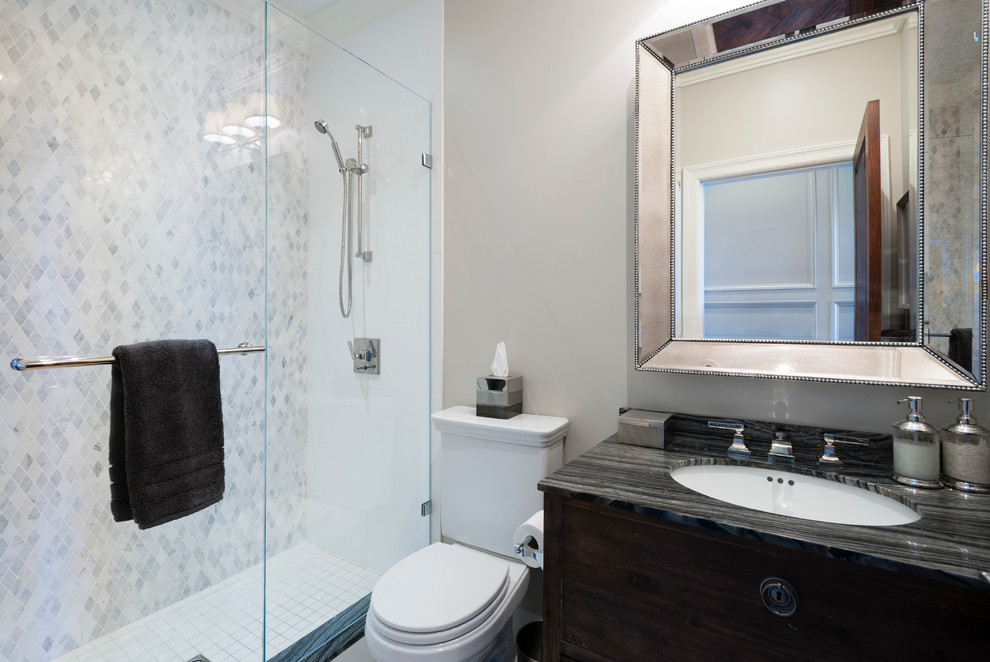 Idéer för att renovera ett mellanstort vintage badrum med dusch, med ett undermonterad handfat, möbel-liknande, skåp i mörkt trä, marmorbänkskiva, en dusch i en alkov, en toalettstol med separat cisternkåpa, vit kakel, stenkakel, grå väggar och marmorgolv