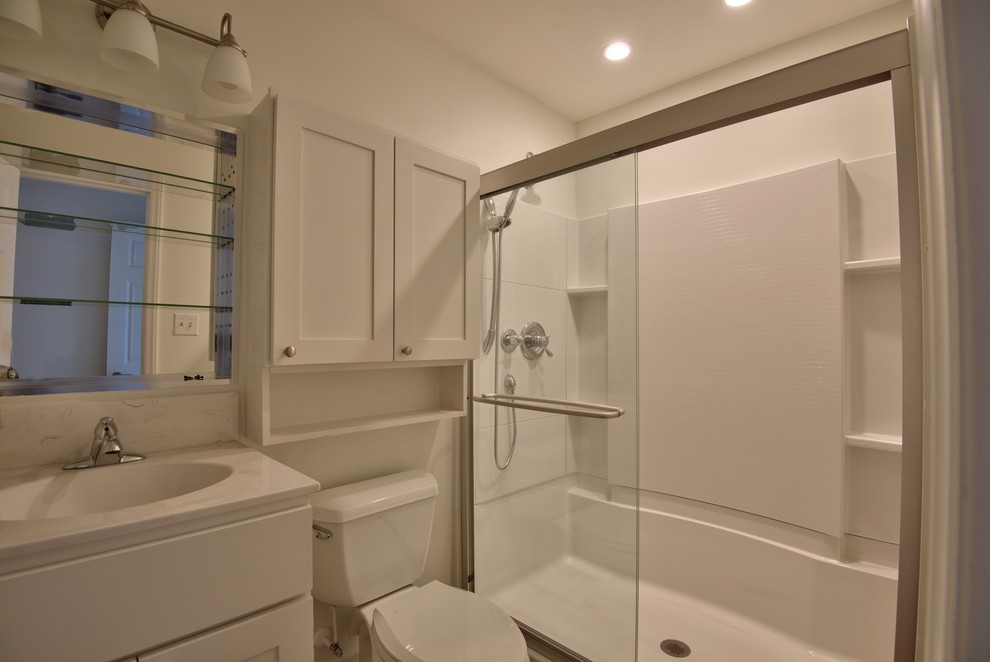 Cette image montre une petite salle de bain traditionnelle avec un mur blanc et un sol en carrelage de céramique.