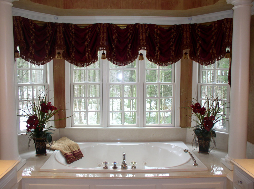 Esempio di una stanza da bagno padronale tradizionale di medie dimensioni con ante con bugna sagomata, vasca da incasso e pareti marroni