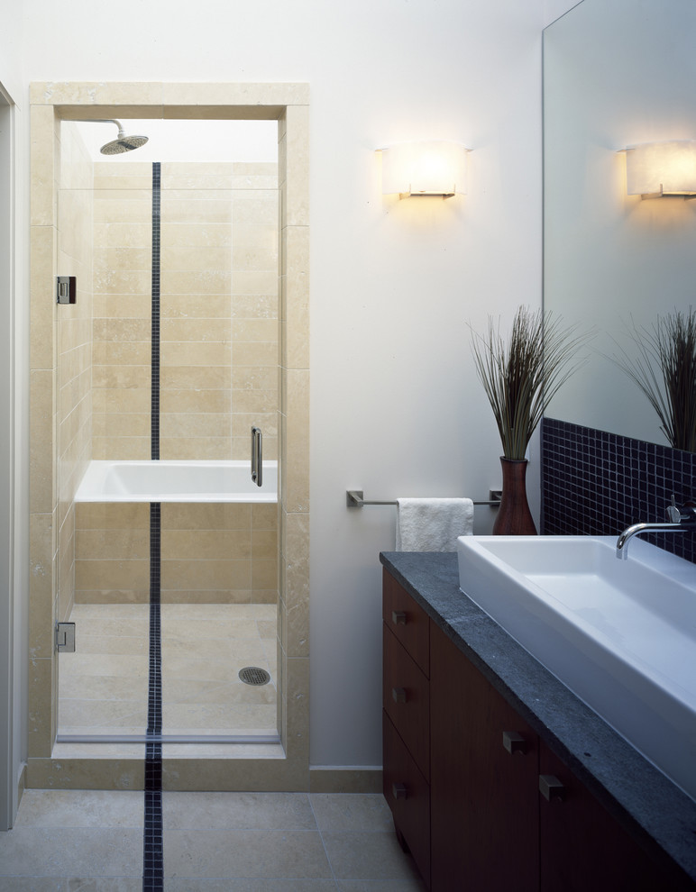 Exemple d'une salle de bain moderne avec mosaïque.
