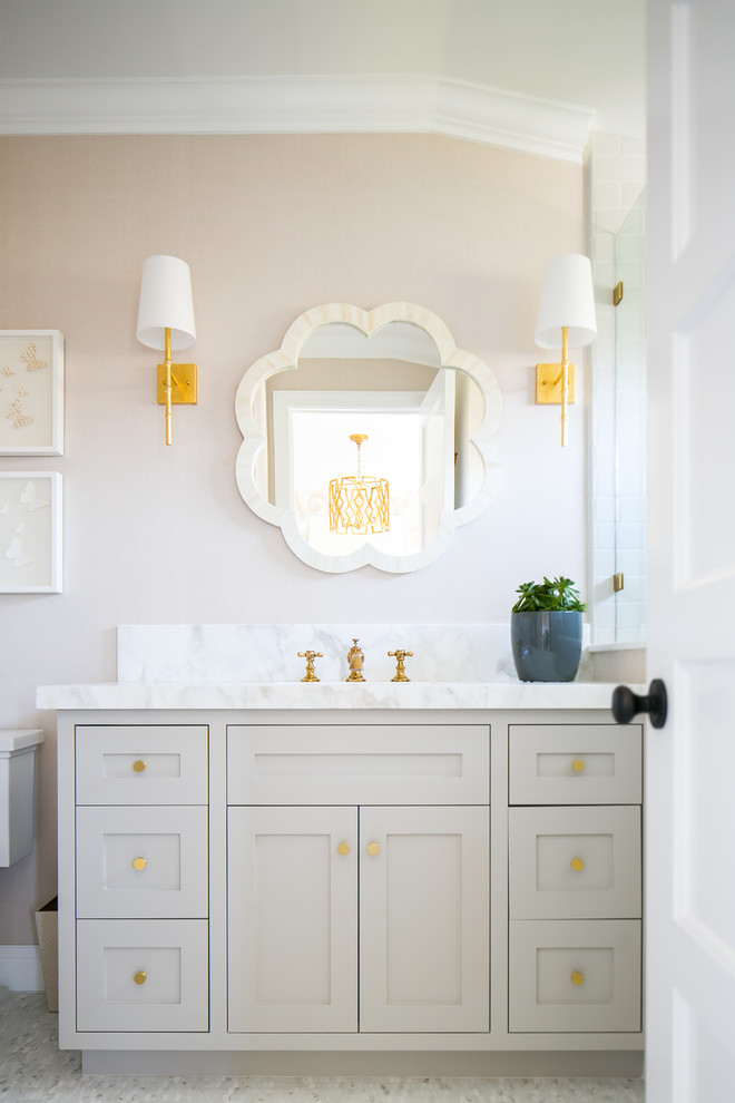 Idee per una stanza da bagno con doccia chic con ante in stile shaker, ante rosse, pareti beige, pavimento con piastrelle a mosaico e pavimento bianco