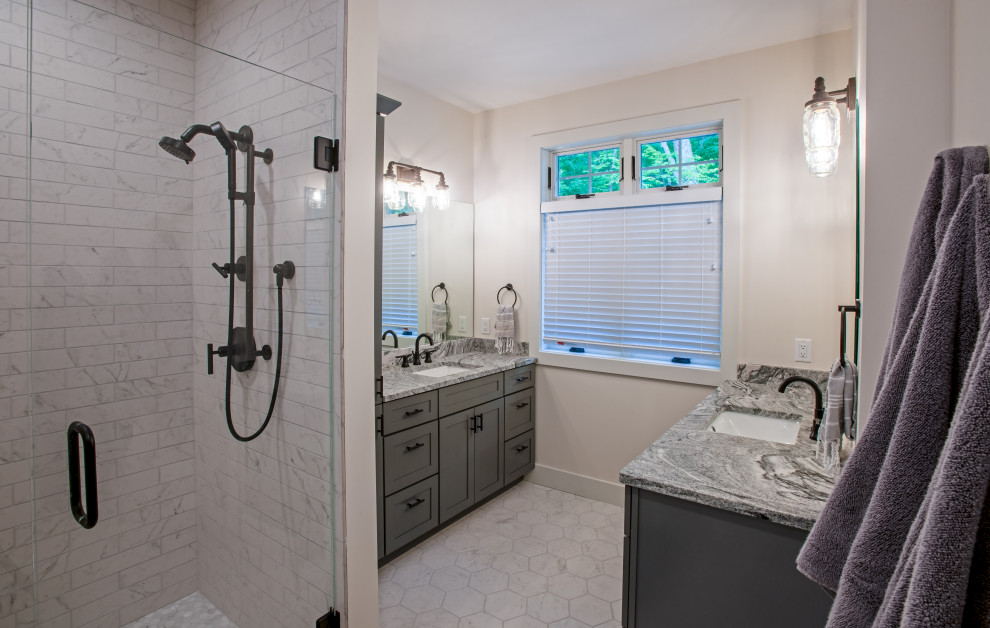 Idéer för ett klassiskt flerfärgad en-suite badrum, med luckor med infälld panel, grå skåp, en öppen dusch, grå kakel, vita väggar, klinkergolv i keramik, ett undermonterad handfat, granitbänkskiva, grått golv och dusch med gångjärnsdörr