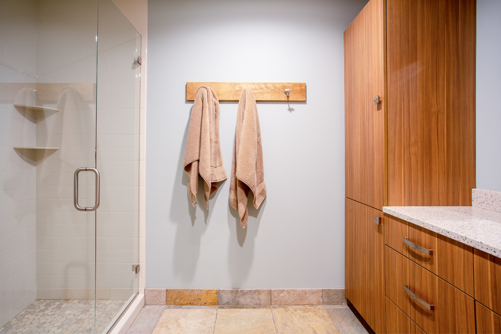 Ejemplo de cuarto de baño rústico grande con armarios con paneles lisos