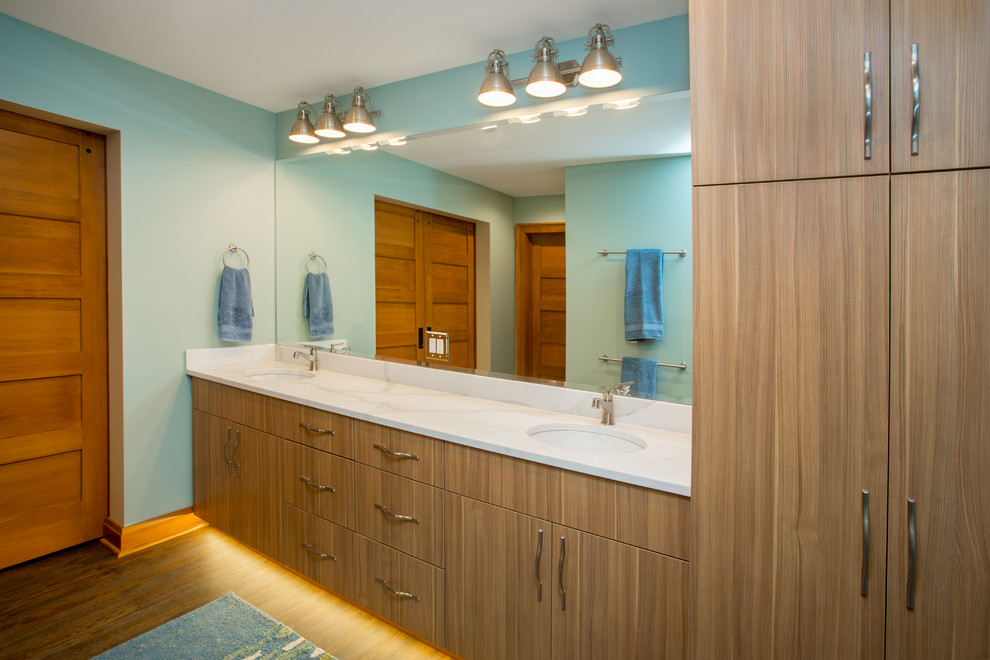 Diseño de cuarto de baño clásico renovado grande con lavabo bajoencimera