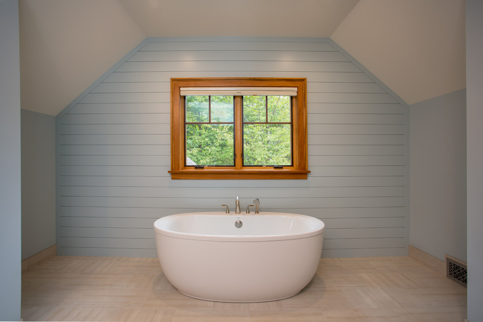 Großes Rustikales Badezimmer En Suite mit freistehender Badewanne und blauer Wandfarbe in Sonstige