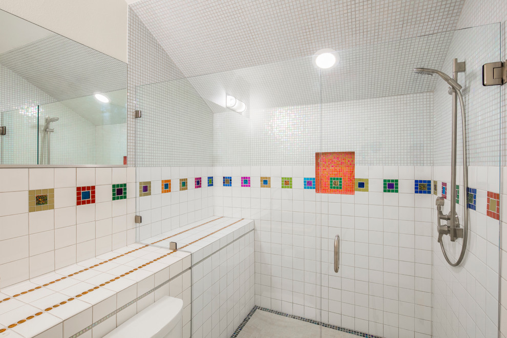 オースティンにある高級な中くらいなエクレクティックスタイルのおしゃれな浴室 (フラットパネル扉のキャビネット、白いキャビネット、バリアフリー、一体型トイレ	、マルチカラーのタイル、ガラスタイル、マルチカラーの壁、セラミックタイルの床) の写真