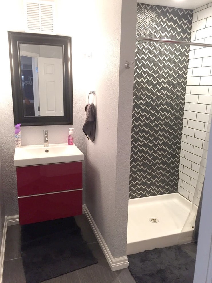 На фото: ванная комната среднего размера в современном стиле с плоскими фасадами, красными фасадами, душем в нише, унитазом-моноблоком, черной плиткой, черно-белой плиткой, серой плиткой, керамогранитной плиткой, серыми стенами, полом из керамогранита, душевой кабиной, монолитной раковиной, столешницей из искусственного камня, серым полом и шторкой для ванной с