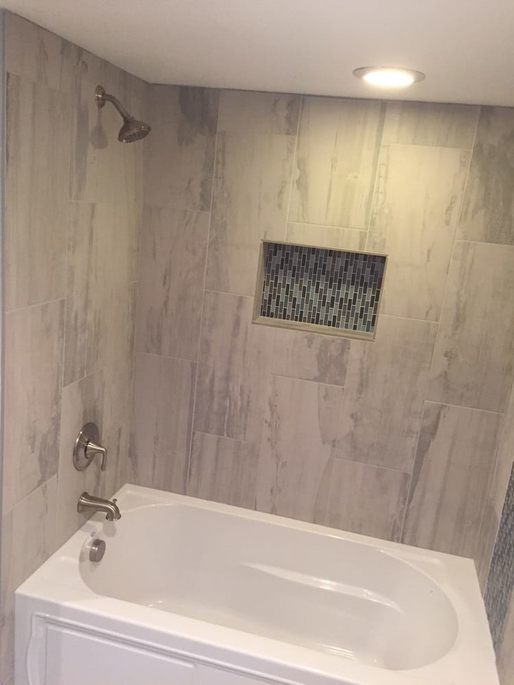 Пример оригинального дизайна: ванная комната среднего размера в стиле неоклассика (современная классика) с фасадами в стиле шейкер, темными деревянными фасадами, ванной в нише, душем над ванной, черной плиткой, синей плиткой, серой плиткой, удлиненной плиткой, серыми стенами, полом из керамогранита, душевой кабиной, столешницей из гранита, унитазом-моноблоком и врезной раковиной