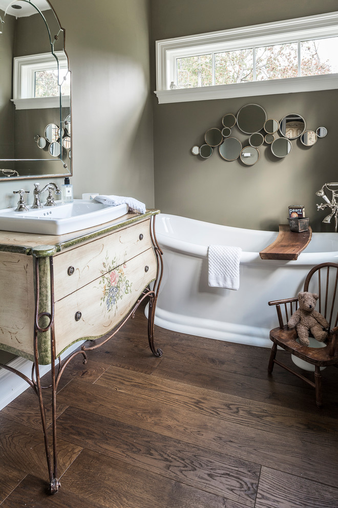 Exempel på ett mellanstort shabby chic-inspirerat badrum, med beige skåp, ett fristående badkar, gröna väggar, ett nedsänkt handfat, brunt golv, mörkt trägolv och släta luckor