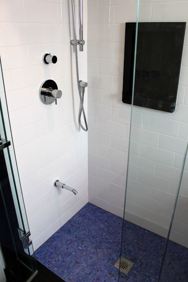 Foto de cuarto de baño actual con suelo con mosaicos de baldosas