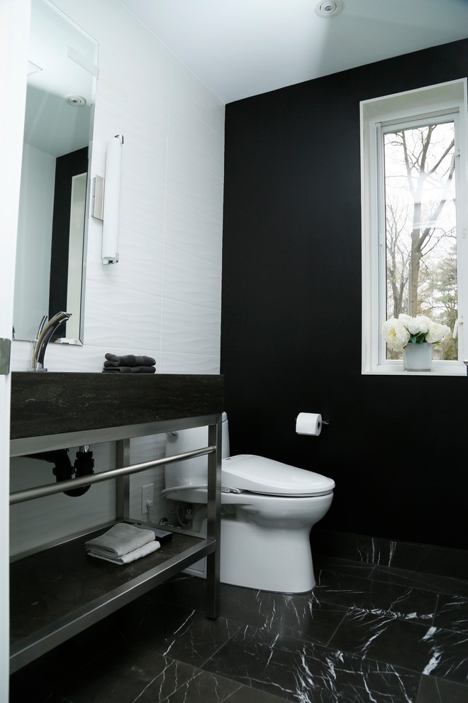Inspiration pour une petite salle d'eau minimaliste avec WC séparés, un mur multicolore, un sol en marbre, un plan de toilette en quartz modifié et un sol noir.