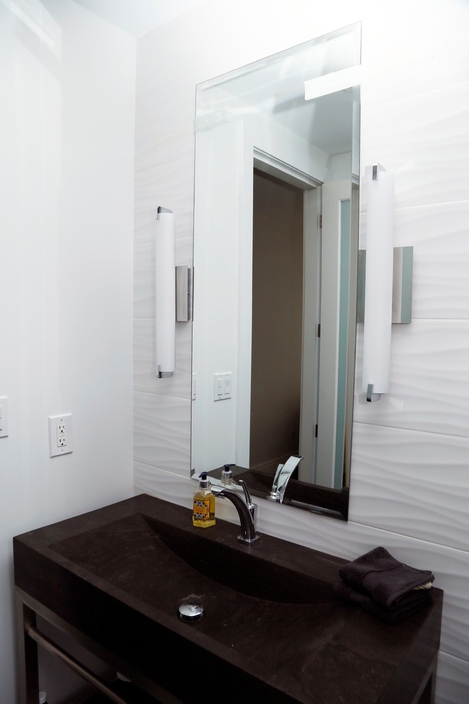 На фото: маленькая ванная комната в стиле модернизм с раздельным унитазом, разноцветными стенами, мраморным полом, душевой кабиной, столешницей из искусственного кварца и черным полом для на участке и в саду