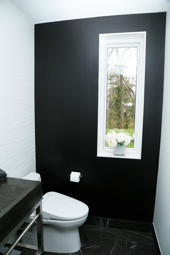 Idéer för ett litet modernt badrum med dusch, med en toalettstol med separat cisternkåpa, flerfärgade väggar, marmorgolv, bänkskiva i kvarts och svart golv
