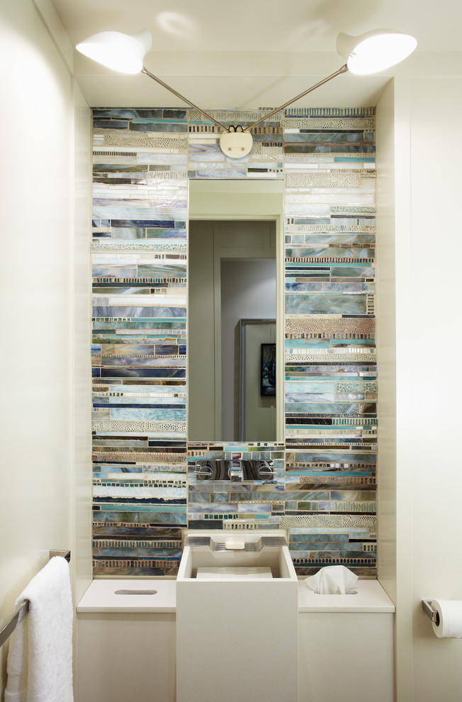 Exempel på ett modernt badrum, med ett integrerad handfat, flerfärgad kakel och mosaik