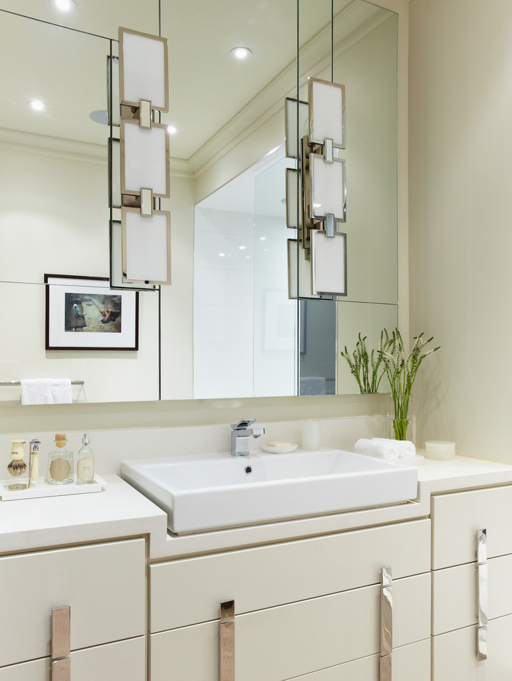 Стильный дизайн: ванная комната в современном стиле с настольной раковиной и белой столешницей - последний тренд
