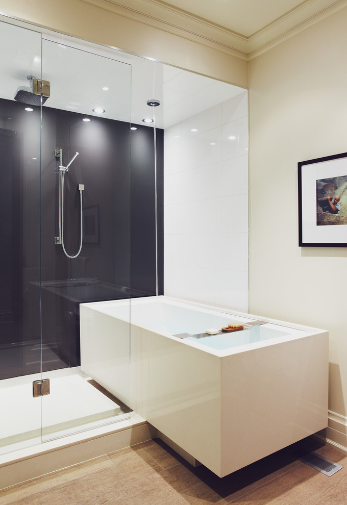 Contemporary bathroom in Toronto with a shower/bath combination and feature lighting.