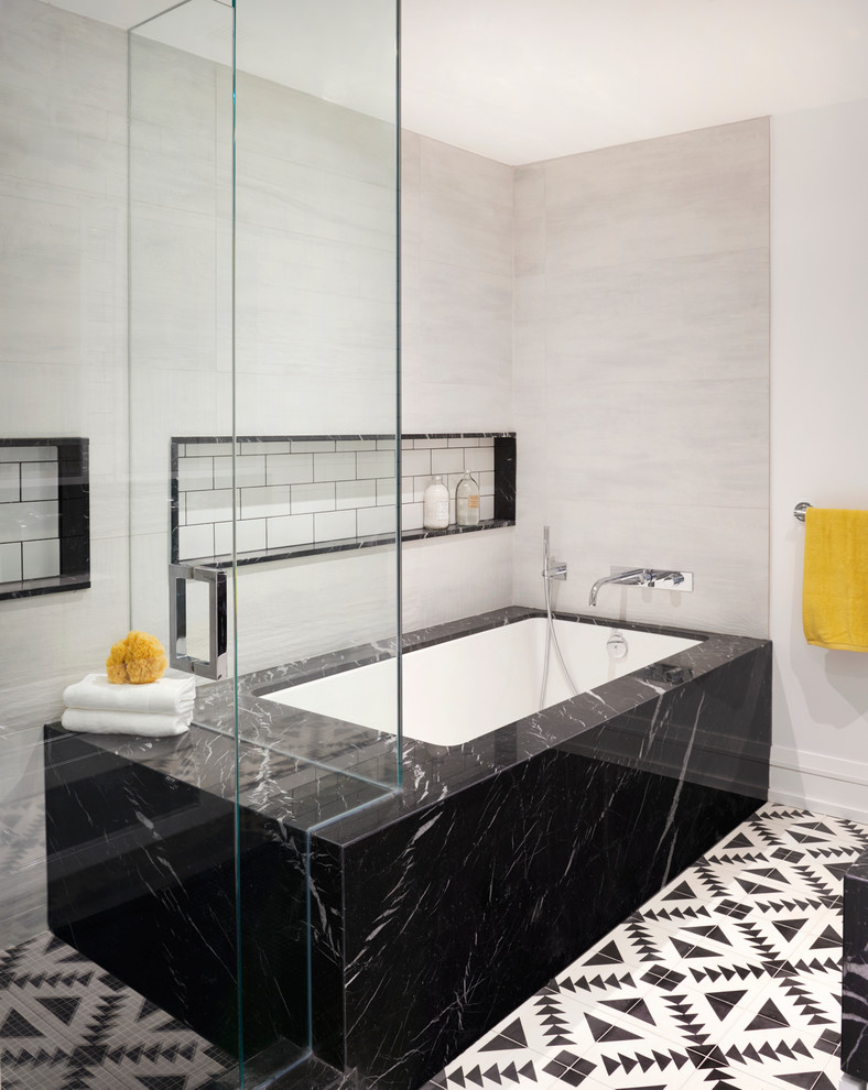 На фото: главная ванная комната в современном стиле с полновстраиваемой ванной, черной плиткой, черно-белой плиткой, разноцветной плиткой, белой плиткой и плиткой кабанчик с
