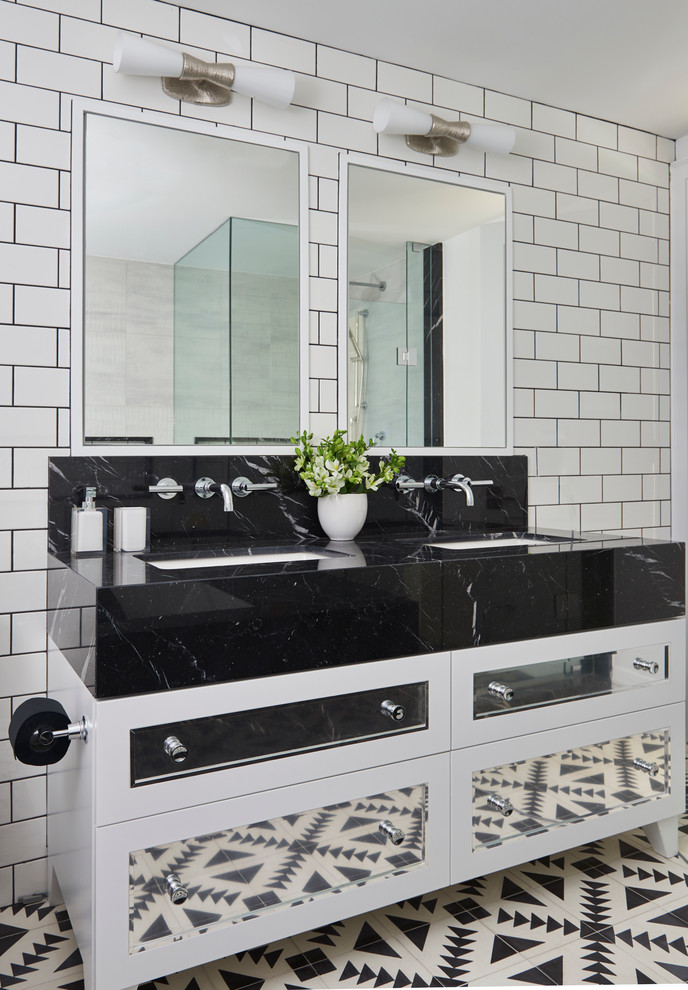 Modernes Badezimmer mit Schrankfronten mit vertiefter Füllung, weißen Fliesen, Metrofliesen und Unterbauwaschbecken in Toronto