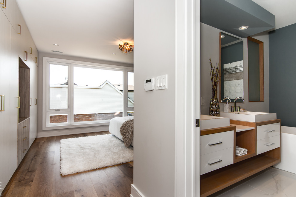 Ispirazione per una stanza da bagno padronale contemporanea di medie dimensioni con ante lisce, ante bianche, pareti grigie, pavimento in marmo, lavabo a bacinella, top in legno e pavimento bianco
