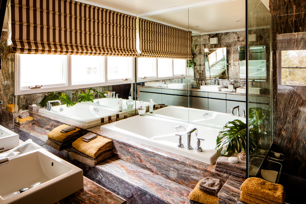 Diseño de cuarto de baño principal contemporáneo con lavabo sobreencimera y bañera encastrada