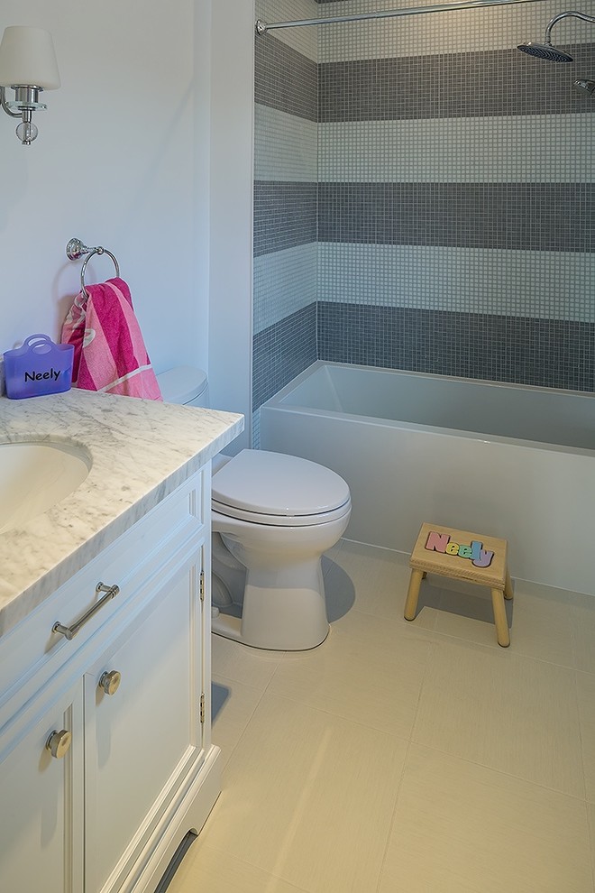 Idéer för ett stort klassiskt badrum för barn, med luckor med infälld panel, vita skåp, granitbänkskiva och en dusch/badkar-kombination