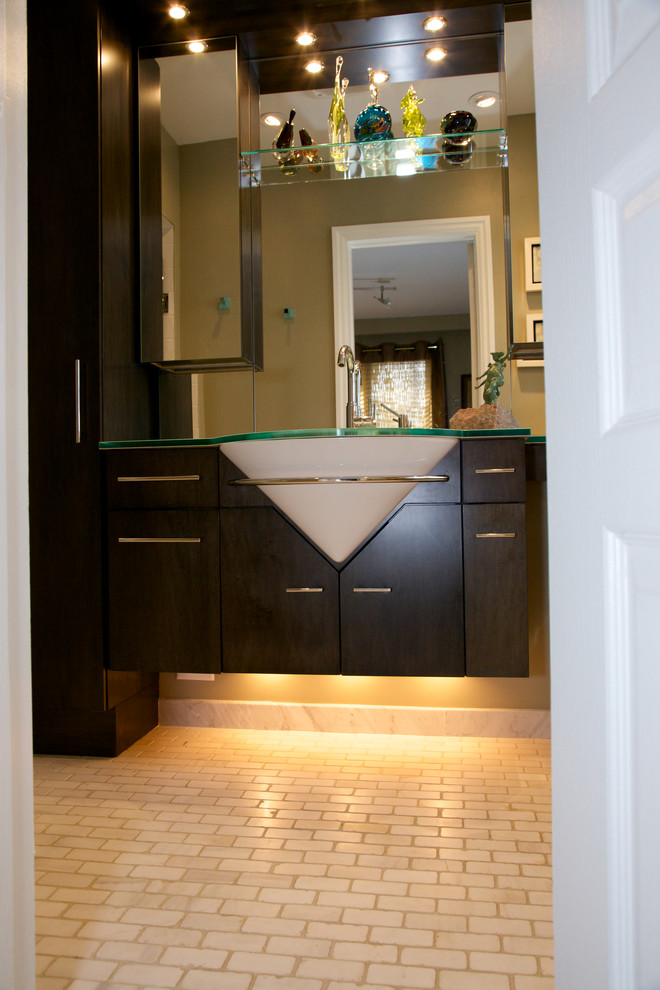 Kleines Modernes Duschbad mit flächenbündigen Schrankfronten, dunklen Holzschränken, brauner Wandfarbe, Backsteinboden, Unterbauwaschbecken, Glaswaschbecken/Glaswaschtisch, weißem Boden und grüner Waschtischplatte in Toronto