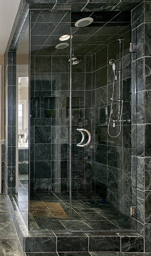 トロントにあるラグジュアリーな広いモダンスタイルのおしゃれなマスターバスルーム (コーナー設置型シャワー、黒いタイル、セラミックタイル、黒い壁、セラミックタイルの床) の写真