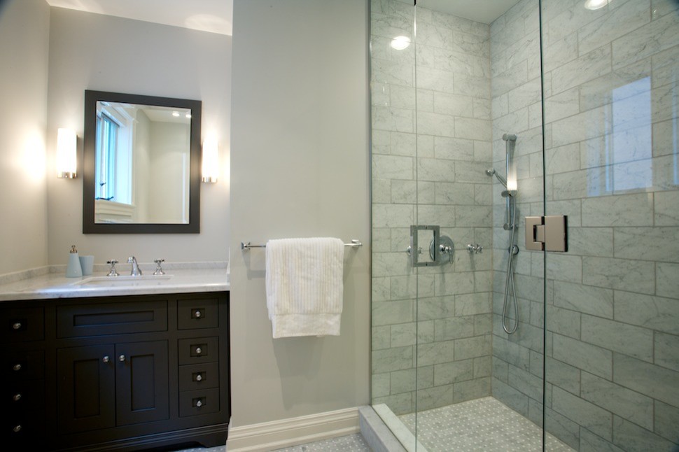 Пример оригинального дизайна: детская ванная комната среднего размера в классическом стиле с фасадами с утопленной филенкой, серыми фасадами, душем в нише, унитазом-моноблоком, серой плиткой, мраморной плиткой, серыми стенами, полом из мозаичной плитки, врезной раковиной, мраморной столешницей, серым полом, душем с распашными дверями и серой столешницей