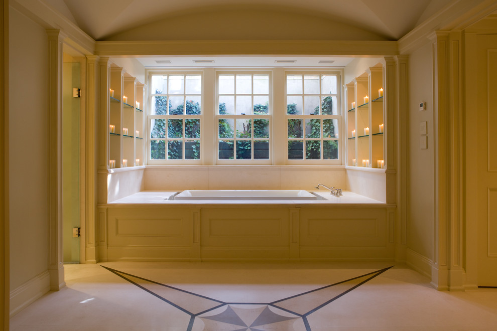 Foto di una stanza da bagno chic con vasca ad alcova e pavimento beige