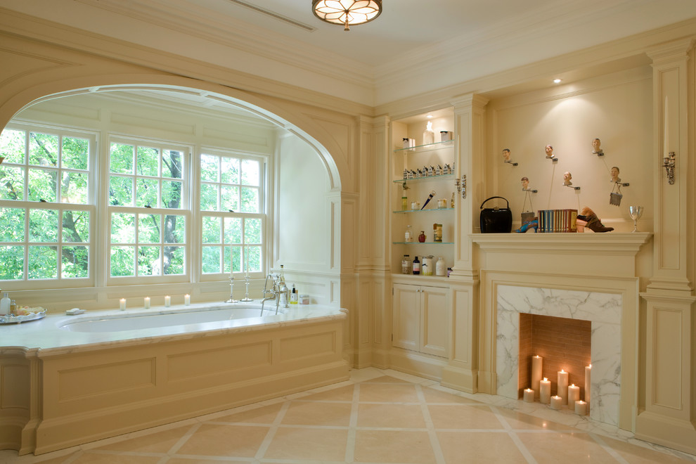 Идея дизайна: ванная комната в классическом стиле с бежевыми фасадами, полновстраиваемой ванной и бежевой плиткой