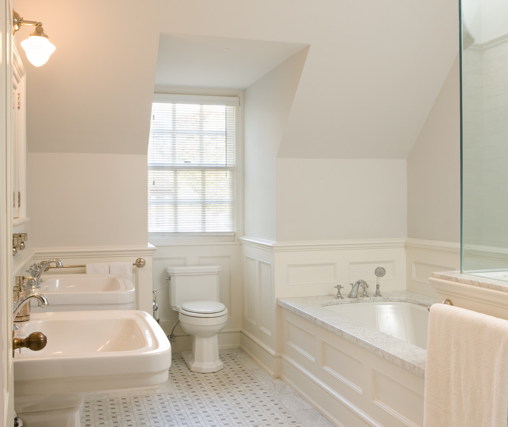 Esempio di una stanza da bagno classica con lavabo a colonna